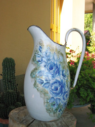 vecchia caraffa acqua decorata a decoupage rose azzurre angelapercaso