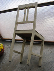 vecchia sedia in legno ristrutturata a decoupage prima della cura angelapercaso