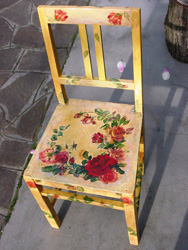 vecchia sedia in legno ristrutturata a decoupage rose e farfalle angelapercaso