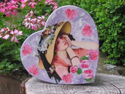 scatola in legno a forma di cuore decorata con viso di donna decoupage angelapercaso